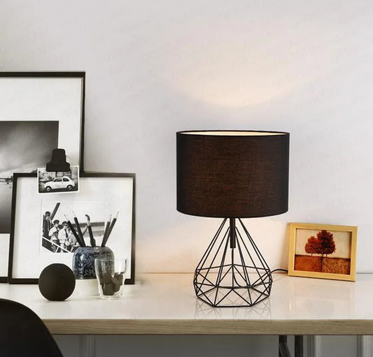 Lámpara de escritorio nórdica retro geométrica, diseño de diamante hueco en oro, negro y blanco con pantalla de tela, lámpara de mesa para dormitorio y decoración del hogar.